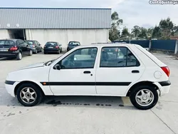 Branco Usado 2000 Ford Fiesta Citadino | € 1.000