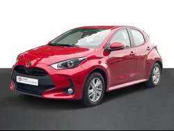 Vermelho (pintura metalizada especial) Usado 2024 Toyota Yaris Comfort | € 25.250 (Preço justo)