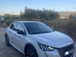 Branco Usado 2022 Peugeot e-208 GT-line Citadino | € 18.750 (Preço justo)