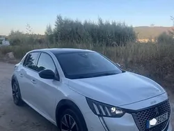 Branco Usado 2022 Peugeot e-208 GT-line Citadino | € 18.750 (Preço justo)