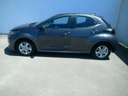 Cinza (pintura metalizada) Usado 2023 Toyota Yaris Comfort Sedan | € 18.250 (Preço justo)