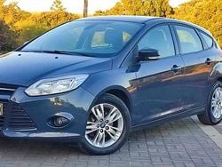 Cinzento Usado 2014 Ford Focus Sedan | € 8.900 (Preço justo)