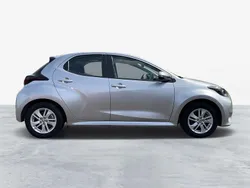 Cinza (pintura metalizada) Usado 2024 Toyota Yaris Comfort | € 24.750 (Bom preço)