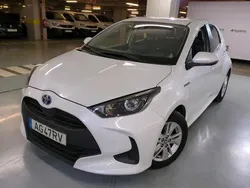 Branco Usado 2021 Toyota Yaris Hybrid Comfort | € 20.600 (Preço justo)