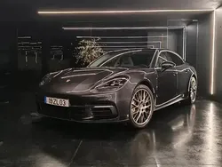 Cinzento Usado 2019 Porsche Panamera 4 Sedan | € 62.750 (Super Preço)