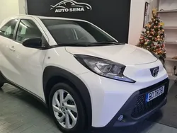 Branco Usado 2023 Toyota Aygo Play Citadino | € 15.980 (Preço justo)