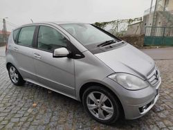 Cinzento Usado 2010 Mercedes A180 Citadino | € 7.900 (Preço justo)
