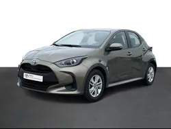 Bronze (pintura metalizada) Usado 2023 Toyota Yaris Comfort Sedan | € 18.250 (Preço justo)