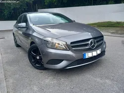 Cinza Usado 2015 Mercedes A180 Urban Citadino | € 14.500 (Preço justo)