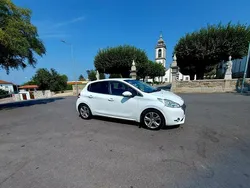 Usado 2013 Peugeot 208 Allure Citadino | € 5.750 (Super Preço)