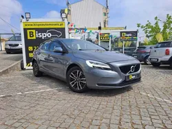 Cinzento Usado 2019 Volvo V40 Momentum Carrinha | € 18.997 (Preço justo)