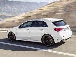 Prateado Usado 2020 Mercedes A180 AMG line Citadino | € 28.900 (Preço justo)