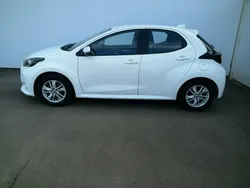 Branco (sólida) Usado 2023 Toyota Yaris Comfort Sedan | € 18.250 (Preço justo)