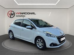 Branco Usado 2015 Peugeot 208 Citadino | € 10.900 (Preço justo)
