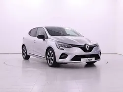 Cinzento Usado 2022 Renault Clio V SE Citadino | € 16.350 (Preço justo)