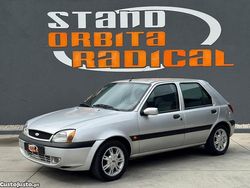 Cinza Usado 2001 Ford Fiesta Ambiente Citadino | € 2.250