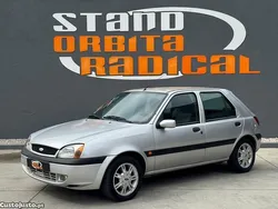 Cinza Usado 2001 Ford Fiesta Ambiente Citadino | € 1.850