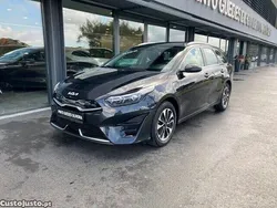 Preto Usado 2022 Kia Ceed Sedan | € 20.990 (Preço justo)