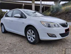 Branco Usado 2015 Opel Astra Selection Sedan | € 10.950 (Caro)