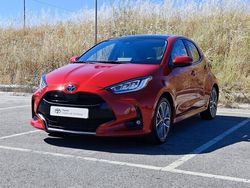 Vermelho (pintura metalizada especial) Usado 2024 Toyota Yaris Luxury Sedan | € 27.750 (Preço elevado)
