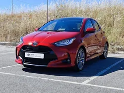 Vermelho (pintura metalizada especial) Usado 2024 Toyota Yaris Luxury Sedan | € 27.750 (Preço justo)