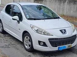 Branco Usado 2011 Peugeot 207 Citadino | € 6.500
