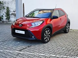 Vermelho (pintura metalizada especial) Usado 2023 Toyota Aygo Pulse Citadino | € 17.250 (Preço justo)