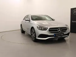 Cinzento Usado 2023 Mercedes E300 Sedan | € 49.990 (Preço justo)