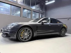 Cinzento Usado 2017 Porsche Panamera 4 Sedan | € 65.700 (Preço elevado)