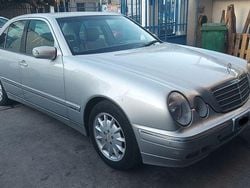 Usado 2000 Mercedes E220 | € 5.000