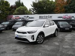 Branco Usado 2022 Kia Stonic SUV | € 12.450 (Bom preço)