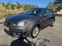 Cinzento Usado 2015 Seat Ibiza Reference Citadino | € 9.600 (Preço justo)
