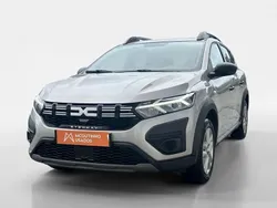 Cinza Usado 2024 Dacia Sandero Essentiel Citadino | € 18.490 (Preço justo)