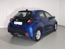 Azul (pintura metalizada) Usado 2022 Toyota Yaris Comfort Sedan | € 17.750 (Preço justo)