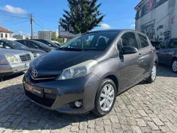 Cinzento (metalizado) Usado 2013 Toyota Yaris Comfort Citadino | € 11.499 (Preço justo)