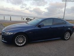 Azul Usado 2015 Jaguar XE R-Sport Sedan | € 14.250 (Preço justo)