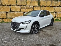 Branco Usado 2020 Peugeot e-208 GT Citadino | € 18.350 (Preço justo)