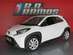 Branco Usado 2023 Toyota Aygo Play Citadino | € 16.950 (Preço elevado)