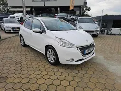 Branco Usado 2012 Peugeot 208 Allure Citadino | € 7.450 (Bom preço)