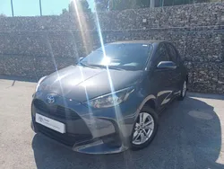 Cinza hematite metalizado Usado 2022 Toyota Yaris Comfort Sedan | € 18.500 (Preço justo)