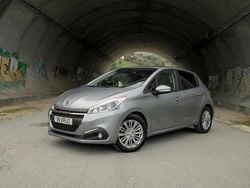 Cinzento Usado 2018 Peugeot 208 Citadino | € 12.990 (Preço justo)