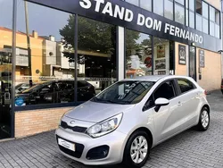Cinza Usado 2013 Kia Rio EX Citadino | € 7.000 (Preço justo)