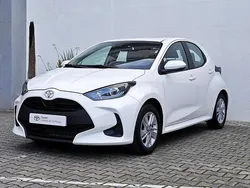 Branco (sólida) Usado 2023 Toyota Yaris Comfort Sedan | € 18.250 (Preço justo)