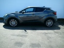 Cinza (pintura metalizada) Usado 2023 Toyota C-HR SUV | € 31.750 (Preço justo)