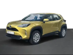 Dourado (pintura metalizada) Usado 2024 Toyota Yaris Comfort Sedan | € 26.750 (Preço elevado)