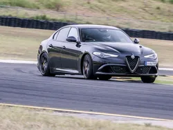 Cinzento Usado 2018 Alfa Romeo Giulia Veloce Sedan | € 33.750