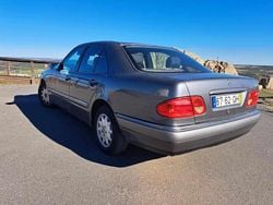 Cinzento Usado 2000 Mercedes E220 Sedan | € 3.500