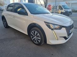 Branco Usado 2022 Peugeot e-208 Active Citadino | € 31.940