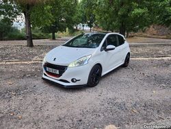 Branco Usado 2014 Peugeot 208 GTi Citadino | € 12.990 (Preço justo)