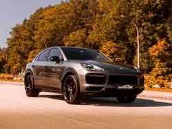 Cinzento (metalizado) Usado 2021 Porsche Cayenne Platinum Edition SUV | € 115.000